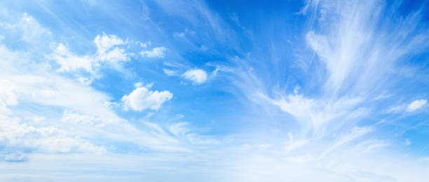 ciel bleu et nuages blancs - cumulus cloud horizon cloudscape cloud photos et images de collection