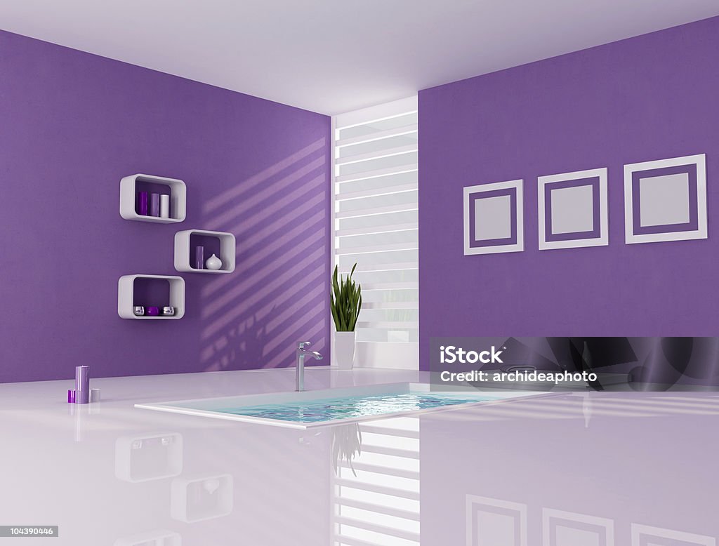 Фиолетовый и белый минималистичный ванная комната - Стоковые фото Белый роялти-фри
