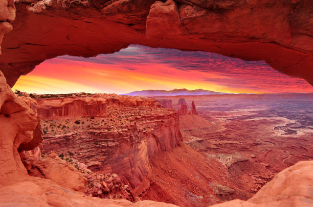 bunte sonnenaufgang in mesa arch, canyonlands national park in der nähe von moab, utah, usa - canyonlands national park utah mesa arch natural arch stock-fotos und bilder