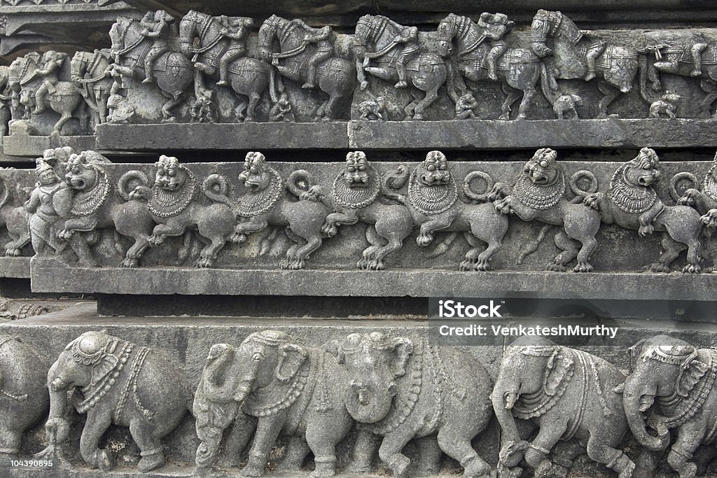 Starożytny carvings zwierząt wokół temple - Zbiór zdjęć royalty-free (Architektura)