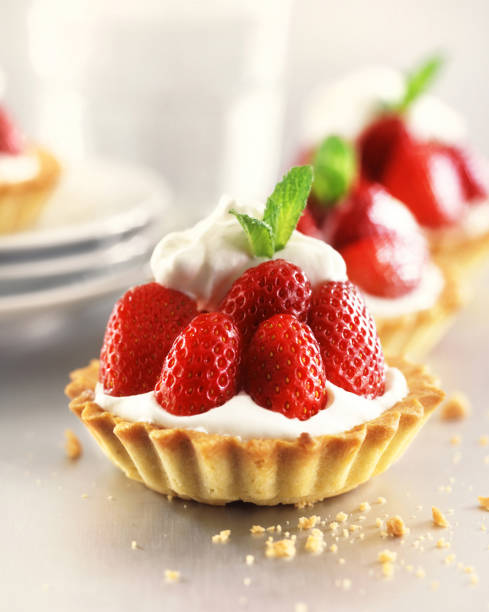 tartas de fresas con crema de natillas - tart fotografías e imágenes de stock