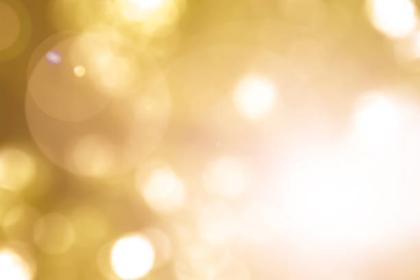 теплый желтый золотой цвет размытого неба фон с природой светящиеся вспышки солнечного света и bokeh - holiday lights стоковые фото и изображения