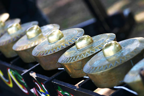 kulintang tañidos tradicional - gong percussion instrument philippines kulintang fotografías e imágenes de stock