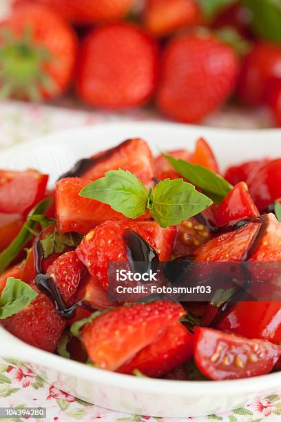 Strawberry Sałatka Z Pomidorów - zdjęcia stockowe i więcej obrazów Ocet balsamiczny - Ocet balsamiczny, Truskawka, Bazylia