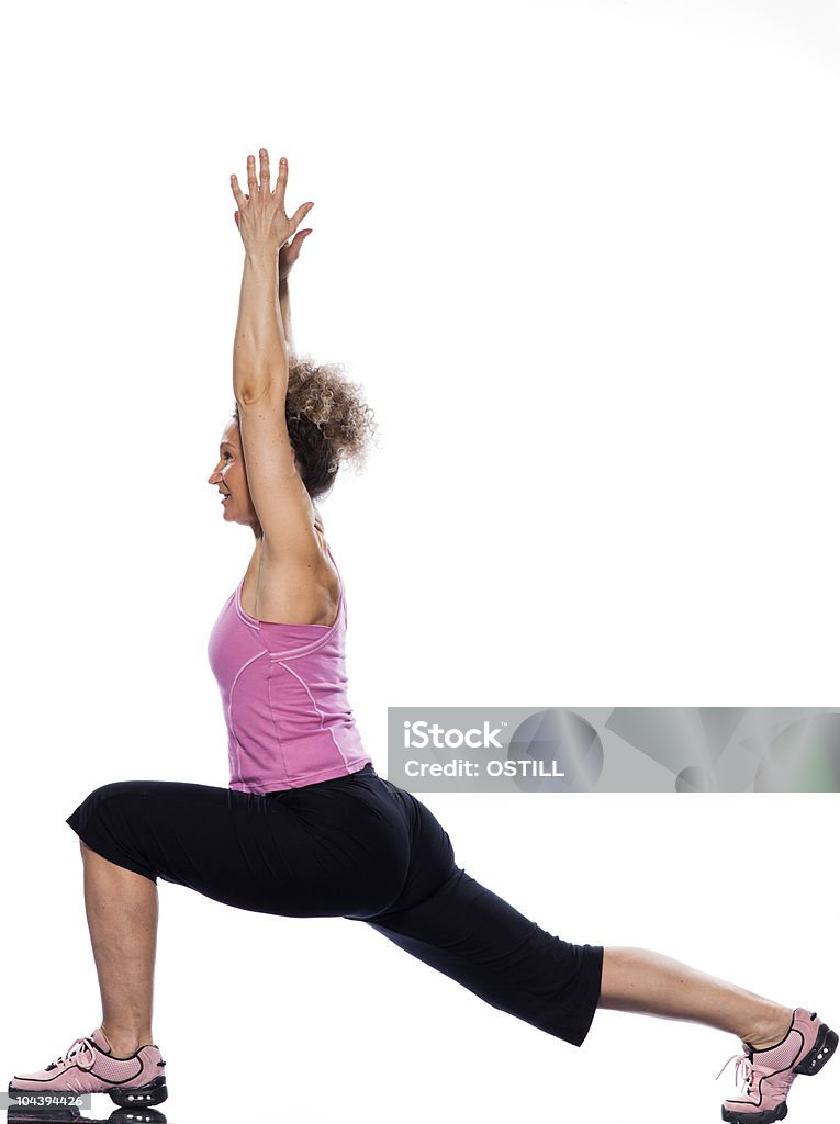 Femme yoga virabhadrasana guerrier pose d'étirements posture - Photo de 40-44 ans libre de droits