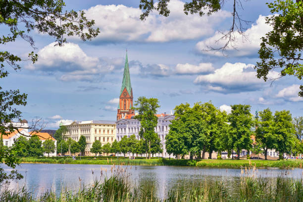 distrito histórico com a catedral, schwerin, mecklenburg-western pomerania, alemanha, europa - shot tower - fotografias e filmes do acervo