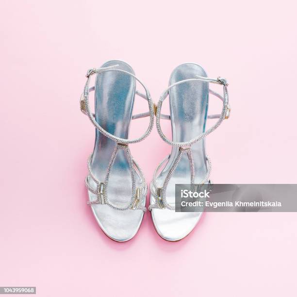 elemento Relámpago Tacto Sandalias De Mujer De Moda De Plata De Color Sobre Un Fondo Rosa Foto de  stock y más banco de imágenes de Abierto - iStock