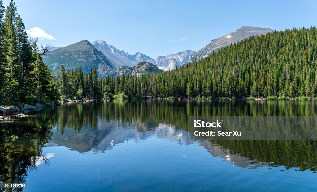 在一個平靜的夏日早晨, 位於美國科羅拉多州洛磯山脈國家公園的熊湖--山頂和冰川峽谷, 在藍色的熊湖上反射著山峰。 - 免版稅山圖庫照片