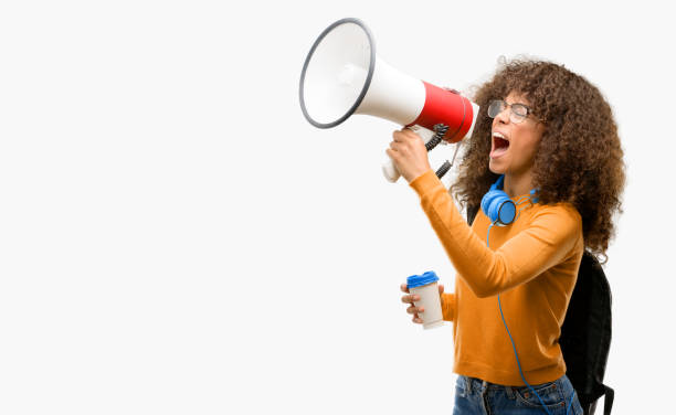 afrikanische amerikanische studentin frau kommuniziert schreien laut hält ein megaphon, mit dem ausdruck erfolg und positives konzept, idee für marketing oder vertrieb - megaphone women at attention using voice stock-fotos und bilder