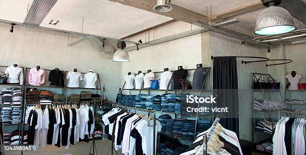 Moderno Loja - Fotografias de stock e mais imagens de Casaco - Peça de roupa - Casaco - Peça de roupa, Cimento, Comércio - Consumismo