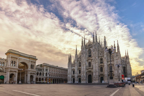 milão itália, skyline de cidade do nascer do sol na catedral duomo de milão - catedral de milão - fotografias e filmes do acervo