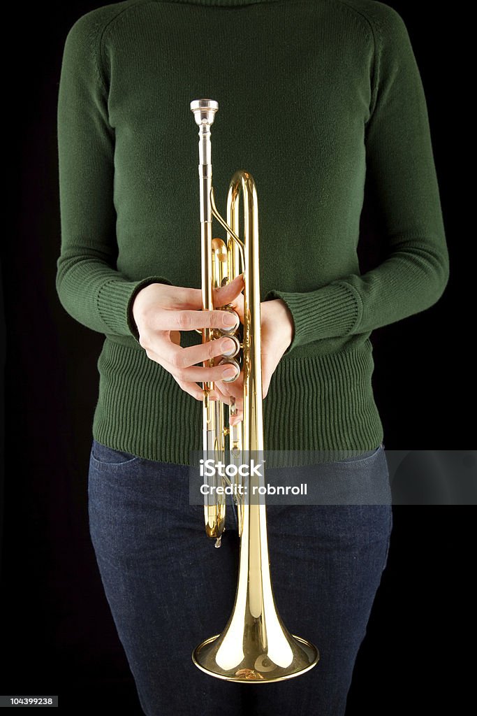 Schöne blonde Mädchen hält eine goldene Trompete - Lizenzfrei Bläser Stock-Foto