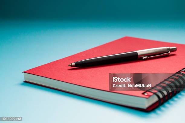 Notebook Merah Notebook Merah Dan Pena Di Latar Belakang Tabel Biru Konsep Untuk ...