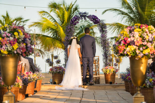 vista sul retro degli sposi all'altare - wedding beach bride groom foto e immagini stock