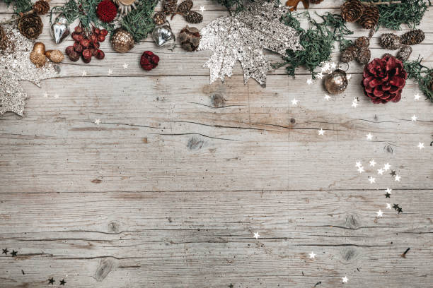 boże narodzenie i jesienne szare tło z drewna z dekoracją - december zdjęcia i obrazy z banku zdjęć