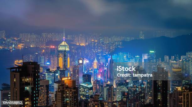 Hong Kong Centro Y Puerto De Victoria Distrito Financiero De Ciudad Inteligente Rascacielos Y Altos Edificios Vista Aérea En La Noche Foto de stock y más banco de imágenes de Hong Kong