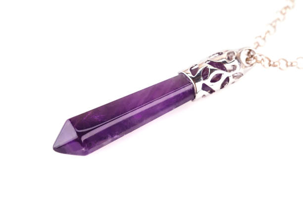 elegante colar com pedra natural - amethyst necklace gem purple - fotografias e filmes do acervo