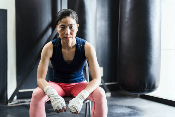 성숙한 성인 여자 복싱 체육관에서 훈련 - boxing women gym aspirations 뉴스 사진 이미지