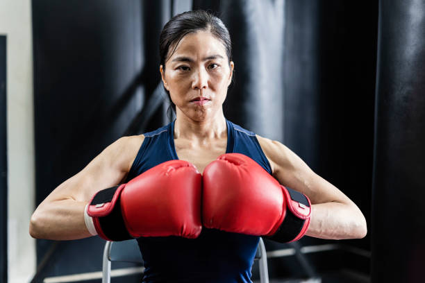 성숙한 성인 여자 복싱 체육관에서 훈련 - boxing women gym aspirations 뉴스 사진 이미지