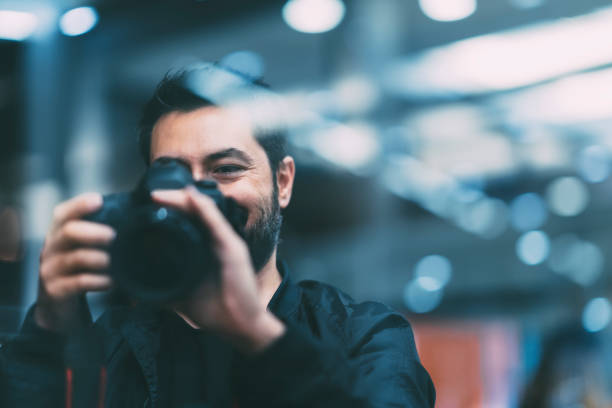 fotograf robiący zdjęcia w nocy - professional photographer zdjęcia i obrazy z banku zdjęć