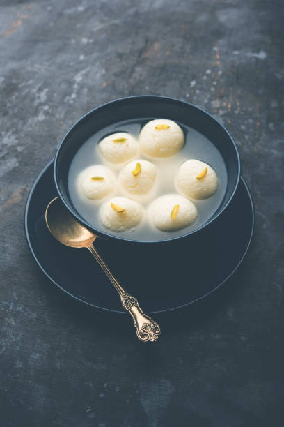 indian rasgulla lub rosogulla deser / słodkie podawane w misce. selektywne skupienie - bengal zachodni zdjęcia i obrazy z banku zdjęć