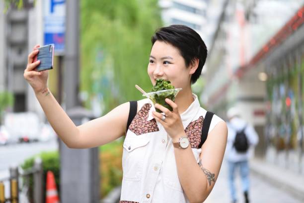 young traveler eating kakigori - tattoo japanese culture women asian ethnicity imagens e fotografias de stock