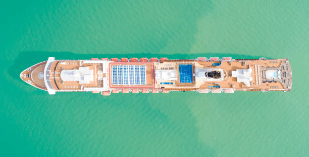 luftaufnahme des schönen großen weißen liner bei sonnenaufgang - bay large nautical vessel blue stock-fotos und bilder