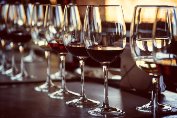 cerca de las copas de vino sobre una mesa durante una cata de vinos - wine tasting fotografías e imágenes de stock