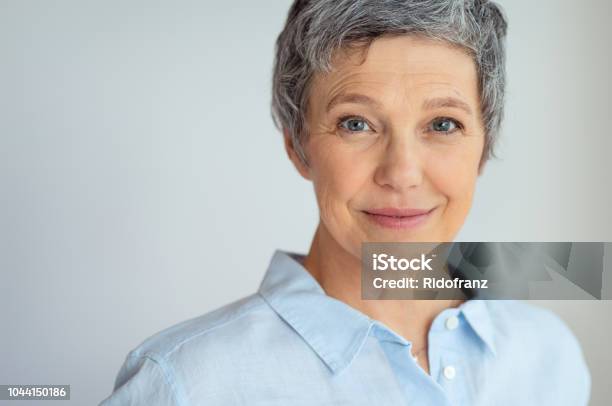 Lächelnd Senior Frau Stockfoto und mehr Bilder von Frauen - Frauen, Menschliches Gesicht, Porträt