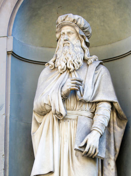 statue of leonardo da vinci in florence - humanism imagens e fotografias de stock