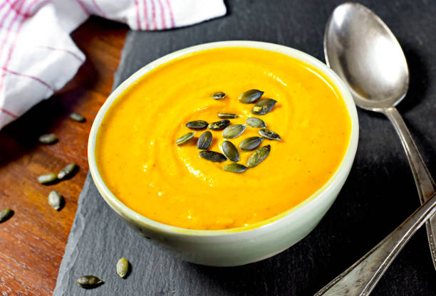 北海道・ バターナット カボチャ スープにカレーと種子 - thanksgiving vegetarian food pumpkin soup ストックフォトと画像