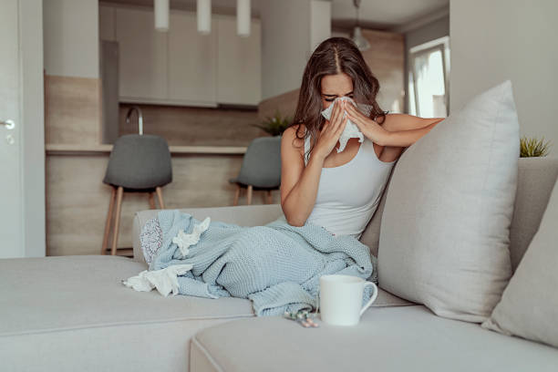 этот насморк начинает разрушать мой день - cold and flu flu virus sneezing illness стоковые фото и изображения