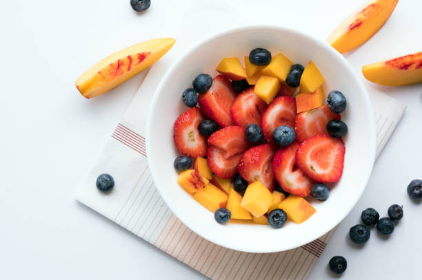 bayas del tazón de fuente de fresca saludable ensalada de frutas - fruit salad freshness strawberry fotografías e imágenes de stock