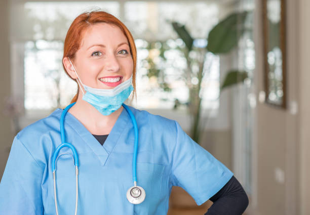 donna professionista medica con stetoscopio con un viso felice in piedi e sorridente con un sorriso sicuro che mostra i denti - toothy smile relaxation white healthcare and medicine foto e immagini stock