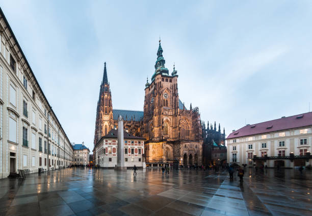 catedral de são vito em praga  - church gothic style cathedral dark - fotografias e filmes do acervo