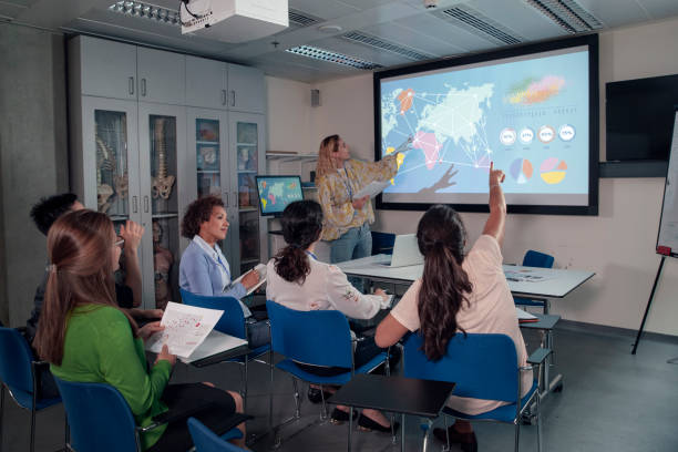 apresentação ativa, cenário de sala de aula, para a universidade de graduates.stem. - aula de biologia - fotografias e filmes do acervo