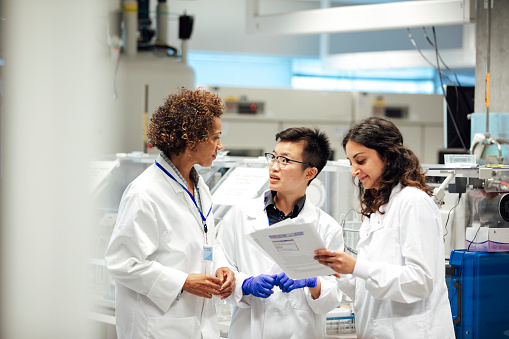 Mujeres científicas hablar de trabajo en el laboratorio, madre photo