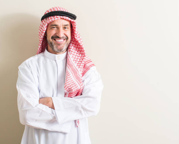 立っていると自信を持って歯を見せて笑顔で笑っている幸せそうな顔を持つ上級アラビア語男 - male senior adult men portrait ストックフォトと画像