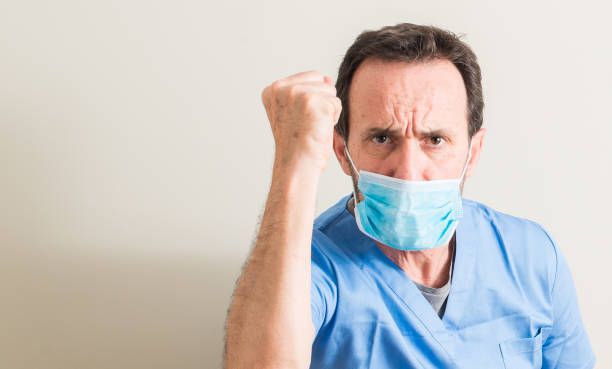 hombre senior doctor usando máscara molesto y frustrado gritando con furia, loca y gritar con mano levantada, concepto de ira - dentist evil bizarre doctor fotografías e imágenes de stock