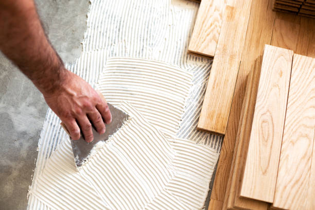 나무 마루 바닥 어셈블리 subfloor 창조 - repairing floor glue wood 뉴스 사진 이미지