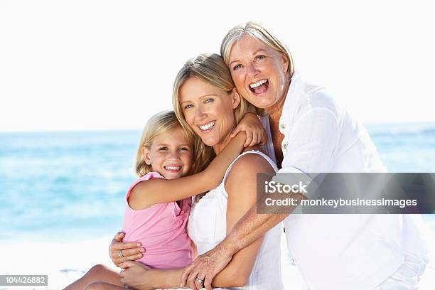 祖母を娘と孫娘とともに休暇 - 多世代家族のストックフォトや画像を多数ご用意 - 多世代家族, 母親, 浜辺
