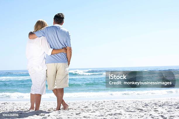 Altes Paar Zu Fuß Am Strand Blick Auf Das Meer Stockfoto und mehr Bilder von 60-69 Jahre - 60-69 Jahre, Aktiver Senior, Alter Erwachsener