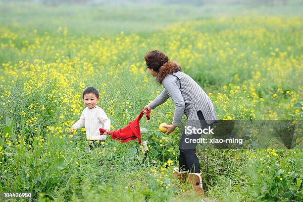 Mutter Und Sohn In Blumen Im Freien Stockfoto und mehr Bilder von Alleinerzieherin - Alleinerzieherin, Asien, Baby
