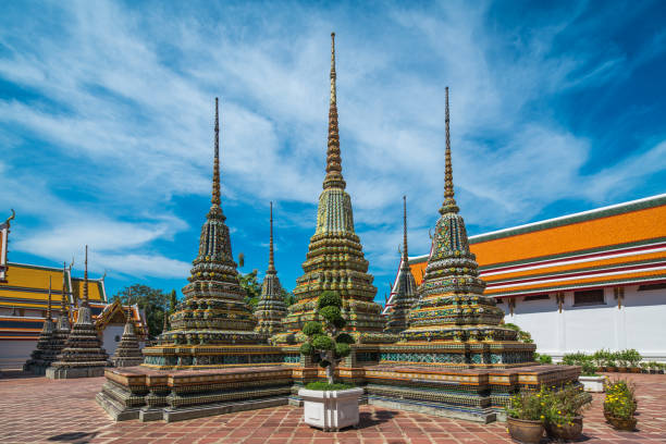 arquitectura tailandesa en templo pho o wat pho en bangkok, tailandia. - wat pho fotografías e imágenes de stock