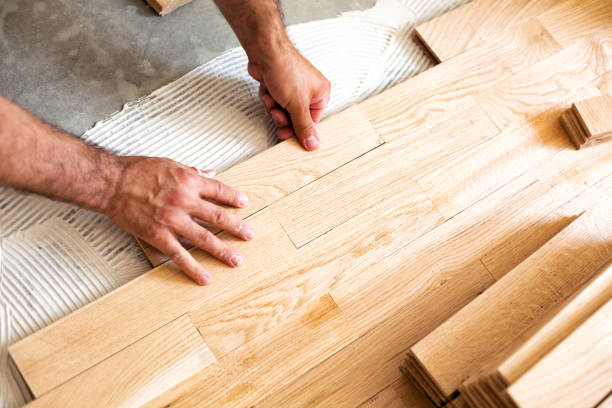 꽃무늬 나무 표면의 조립 - repairing floor glue wood 뉴스 사진 이미지