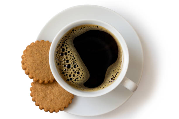 чашка черного кофе с двумя пряничными печеньями, выделенная сверху на белом. белая керамическая чашка и блюдце. - two objects cup saucer isolated стоковые фото и изображения