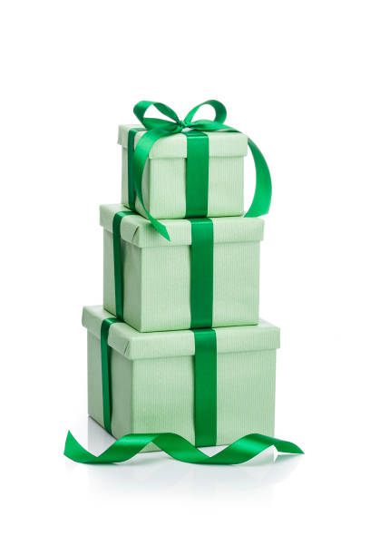 три зеленые подарочные коробки с зелеными лентами изолированы на белом фоне - gift christmas christmas present three objects стоковые фото и изображения