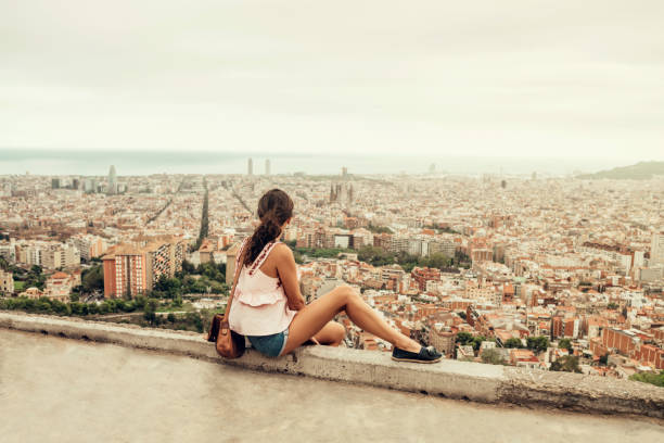 donna che guarda barcellona - women rear view one person arch foto e immagini stock