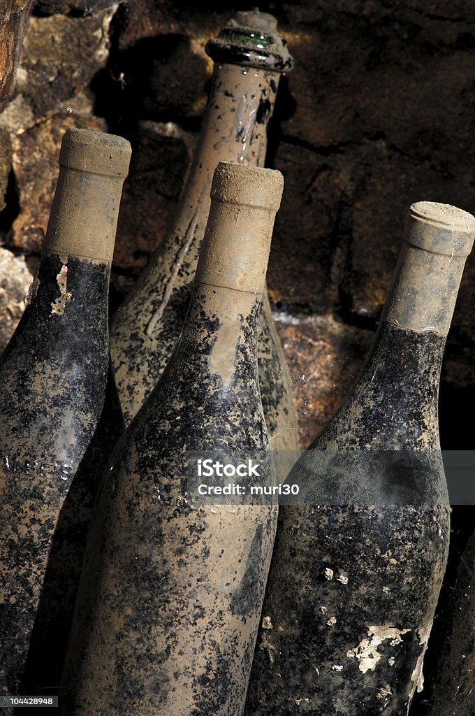 Vecchia bottiglia di vino - Foto stock royalty-free di Cantina