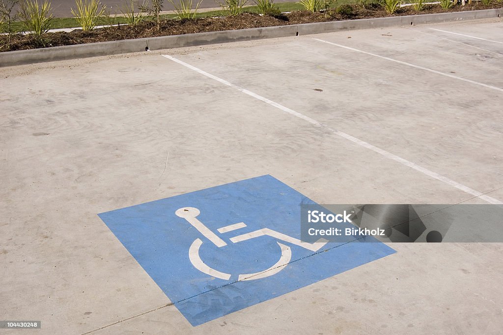 Знак для инвалидной коляски - Стоковые фото А�втостоянка роялти-фри